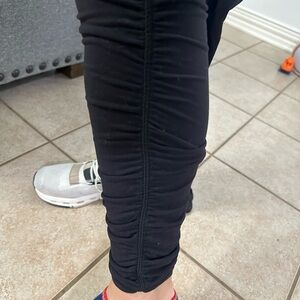 Lululemon bottom scrunch leggings. Black size 4. Like new!